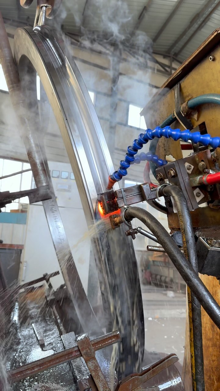 The raceway of the slewing bearing needs to be quenched to achieve enhanced hardening