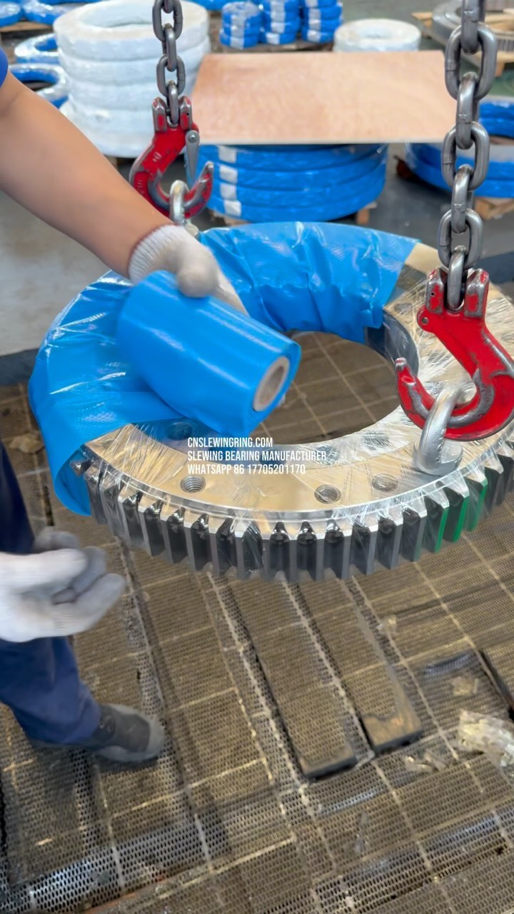 Each slewing bearing needs to be packaged in three layers after being coated with anti-rust oil.
