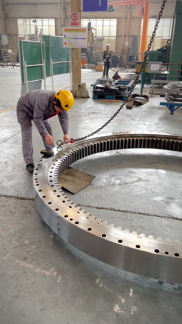 We have finally completed the restoration of this huge three-row roller structure slewing ring. cnslewingring.com WhatsApp 086 17705201170…