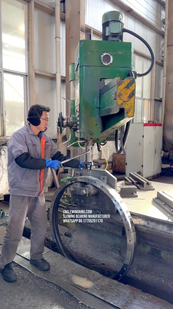The slewing bearing needs to be regularly filled with grease during use. The refueling hole is usually on…