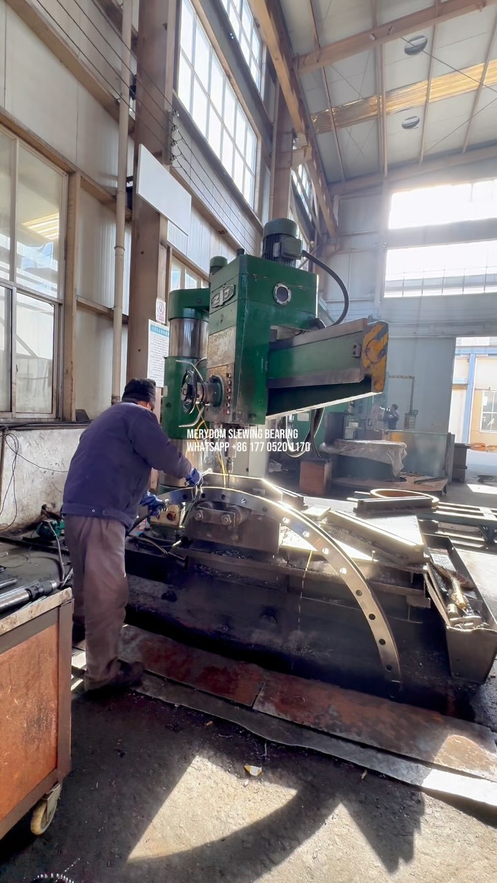 We are machining the oil holes for the slewing bearing. The grease will enter the raceway of the…