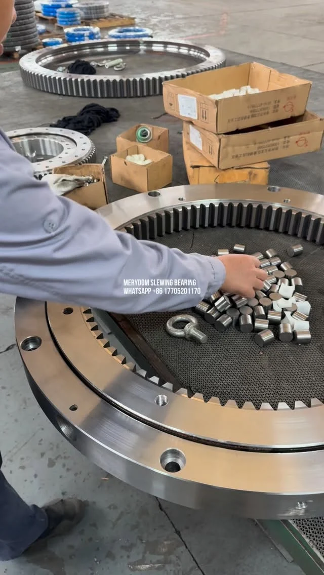 How is the inner raceway of a crossed roller slewing bearing structured?