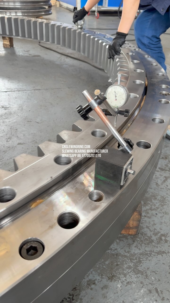 Inspection of slewing bearing cnslewingring.com Slewing bearing manufacturer WhatsApp 86 17705201170