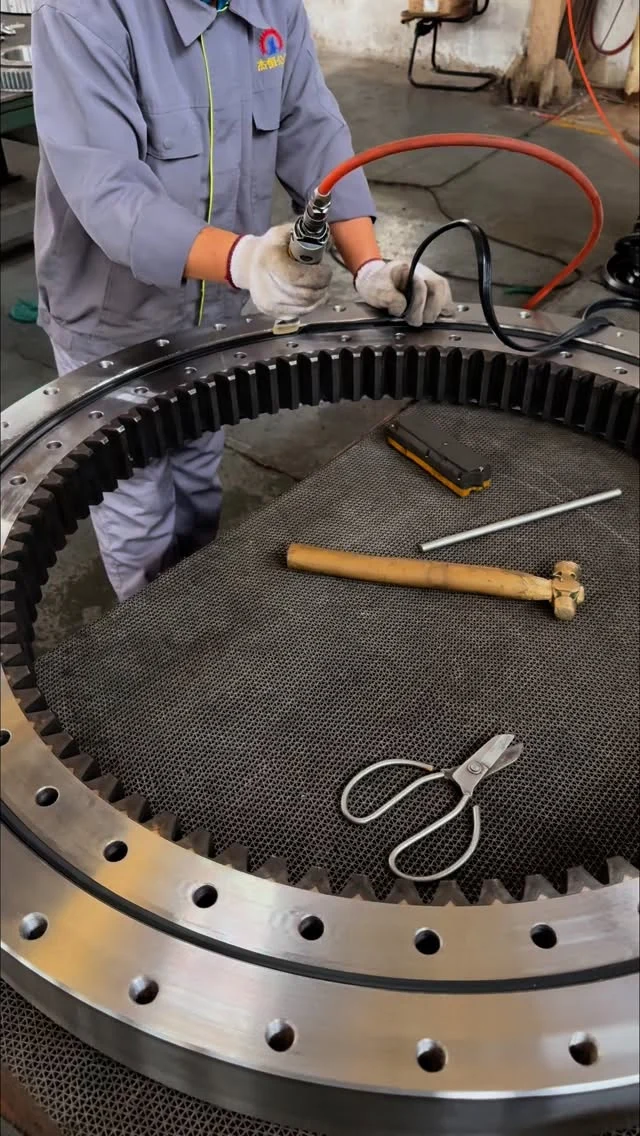 Single-row ball slewing bearing with internal gear, 1000 mm diameter