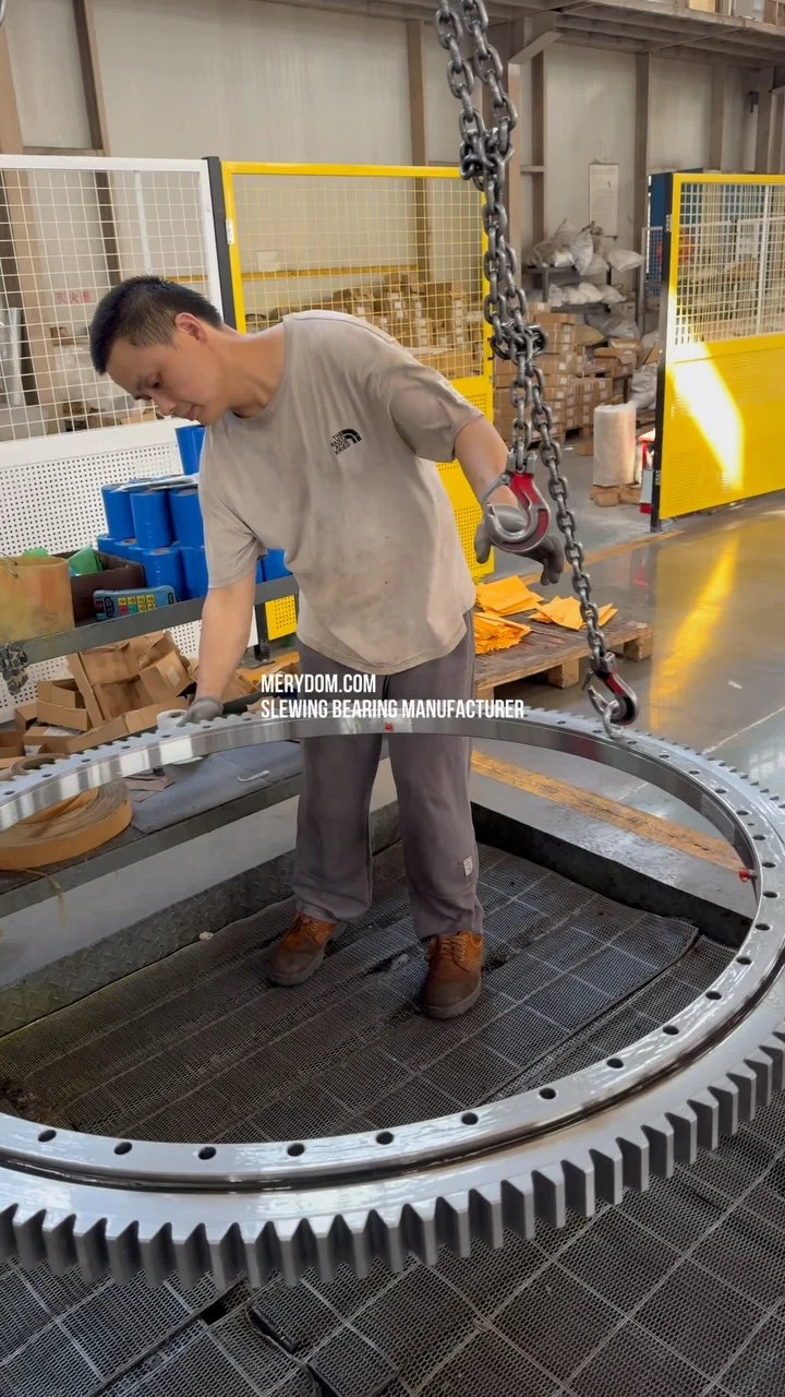 Every slewing bearing deserves secure delivery. After being coated with anti-rust oil, each MERYDOM slewing bearing is protected…