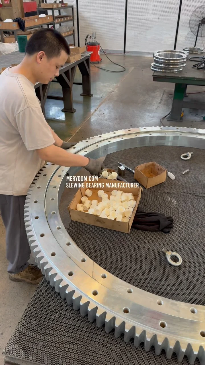 Another high-quality MERYDOM slewing bearing is ready for shipment to Scotland. This 1.8-meter external gear single-row ball slewing…